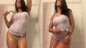 Sofia, the Super Hot Babe, Teases in the Shower