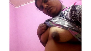 Husband Gets a First Look at Mallu Auntys Big Boobs