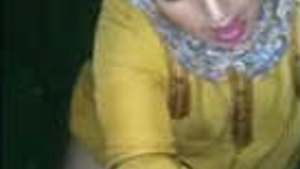 Bhabhi from Pakistan gives a steamy blowjob in hijab