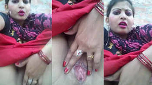 Desi babe moans as she shows off her pussy hole in HD