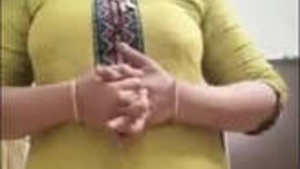 Guys Must Watch This Sexy Auntie in a New Clip