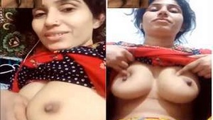 Amateur Pakistani Girl Shows Off Her Big Boobs in Video Call