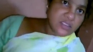 Desi aunt show her big tits