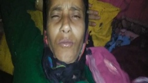 Mature Indian Dehati aunty fucking her pussy with young guy