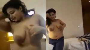 Desi Mature Woman Aasike Dancing in Hotel Room
