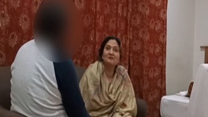 Big-boobed aunty cheats on her husband in MMS scandal