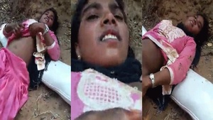 Sexy Indian college student flaunts her body in a steamy video