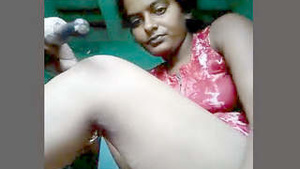 Big squirrel stimulates horny girls pussy in solo video