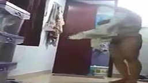 Desi aunt gets naked and naughty in the bathtub