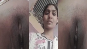 Gay video of a Tamil girl filling her pussy