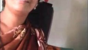 Desi Aldeia aunt show her breasts