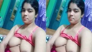 Desi Babe Shows Off Her Naked Body on Video Call