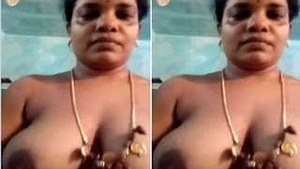 Amateur Indian Bhabhi Gets Naughty in the Bath