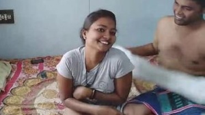 Desi menina chupando e fodendo com