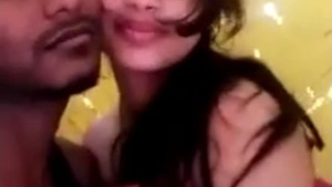 Desi Amantes Beijando