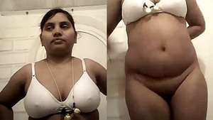 Desi auntie strips down to reveal her sexy body