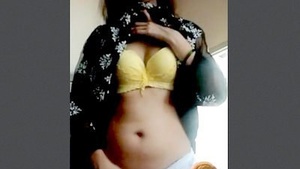 Paki menina showing his bunda and buceta