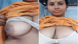 Desi Bhabhi flaunts her big boobs and pussy in an exclusive video