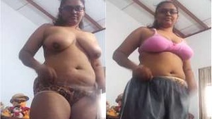 Exclusive Video of a Sexy Lankan Tamil Bhabhi Revealing Her Body