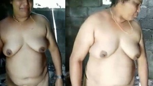 Mature Mallu auntie shows off her naked body before having sex
