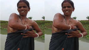 Exclusive Indian Bhabhi Video of Her Outdoor Bath Time