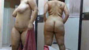 Mature Indian aunt with a curvy backside