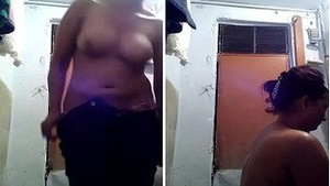 Lustful Girl Takes a Bath in Recorded Selfies for Her Partner