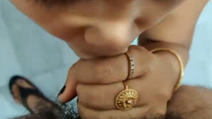 Super Sexy Assame Bengali Boudi boquete e fodendo no banheiro