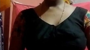 Sexy takes off her Saree and showing her naked body