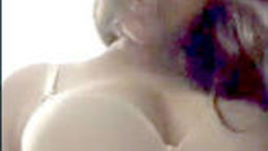 Indian cutie flaunts her big, round pussy in a steamy video