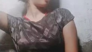 Desi girl showing her tits