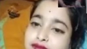 Desi cute college girl webcam show her breasts on cam