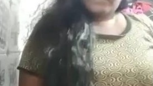 Desi indian girl shows her big tits