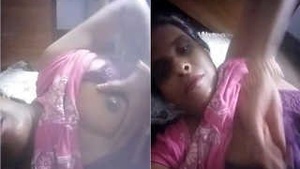 Desi Bhabhi Showing Her Boobs