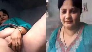 Horny Paki Bhabhi Masturbating