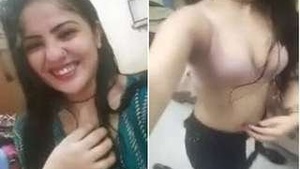 Super Hot Look Desi Girl Showing her Nude Body And Dance
