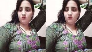 Sexy Paki Girl Showing Boobs