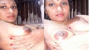 Horny Desi bhabhi Showing Her Big Boobs and Pussy