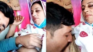 Mature Pakistani Bhabhi boobs sucking inside truck