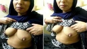 Desi Bhabhi Showing Boobs