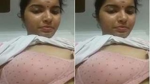 Mallu Bhabhi Showing Boobs