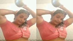 Desi Bhabhi Showing Her Nude Body And Bathing