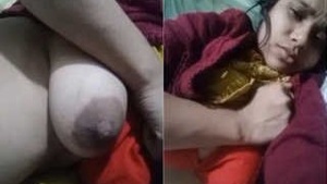 Desi Girl Shows Her Boobs