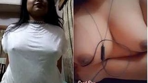 Sexy Desi indian Girl Showing Her Boobs Pussy