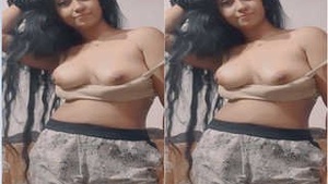 Cute Girl Shows her Boobs Pussy