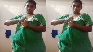 Desi Bhabhi Shows Body and Bathing