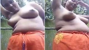 Desi Bhabhi Showing Boobs