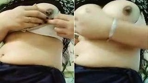 Desi Girl Shows Her Boobs