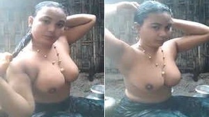 Village Girl Record her Bathing Video