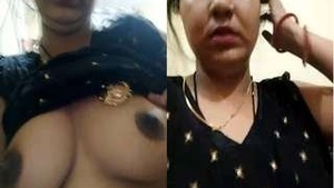 Hot Look Desi Bhabhi Showing Her Boobs